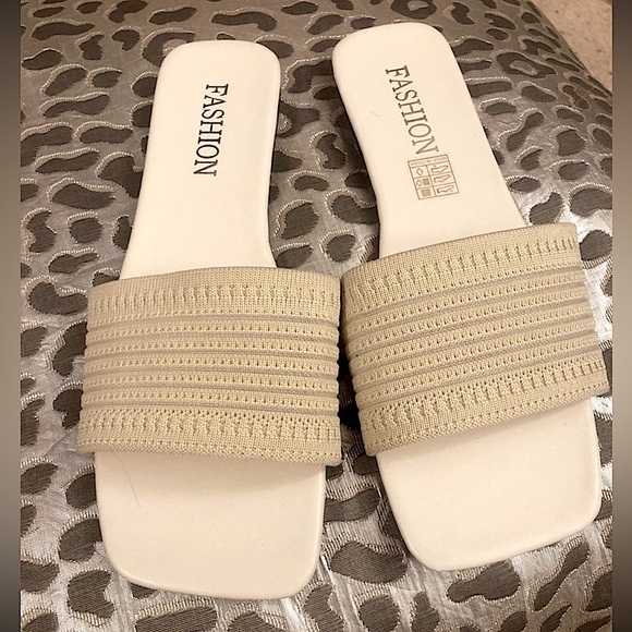 Beige Sandals. Size 7.5 - Picture 7 of 9